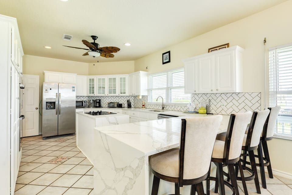 Additional seating for 4 more at the breakfast bar