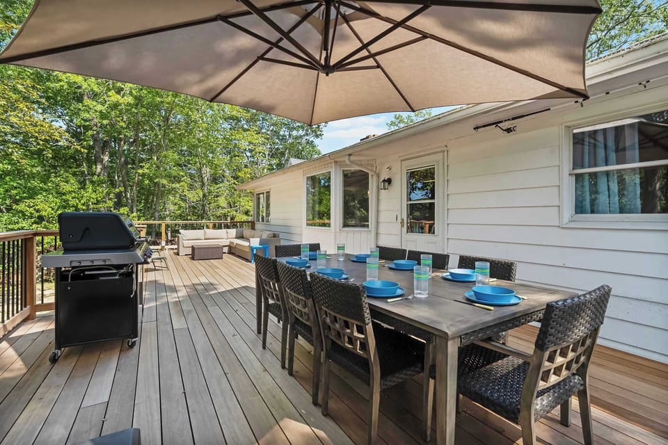 Expansive deck with outdoor dining for 8 and grill
