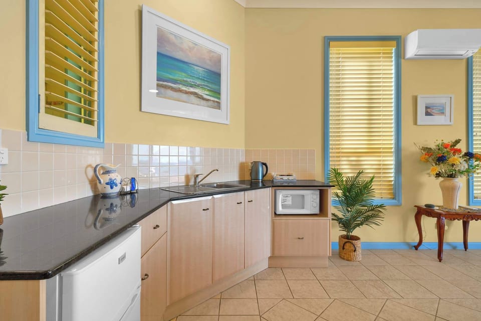 Well-equipped kitchenette with ample bench 