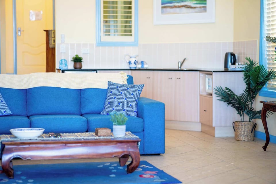 Coastal Comfort & Convenience
Bright, beachy and functional — enjoy relaxed lounge vibes with a handy kitchenette for easy meals, drinks, or lazy breakfasts in.