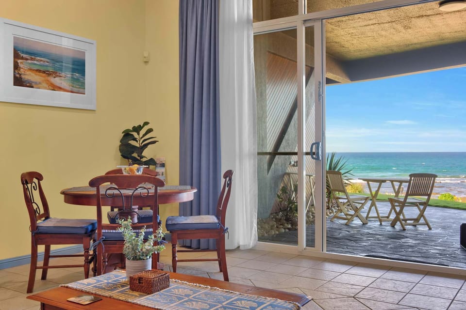 Ocean views for days.
Slide open the doors, sip your coffee or wine, and unwind with the waves just steps away. Effortless indoor-outdoor living, exactly how it should be.