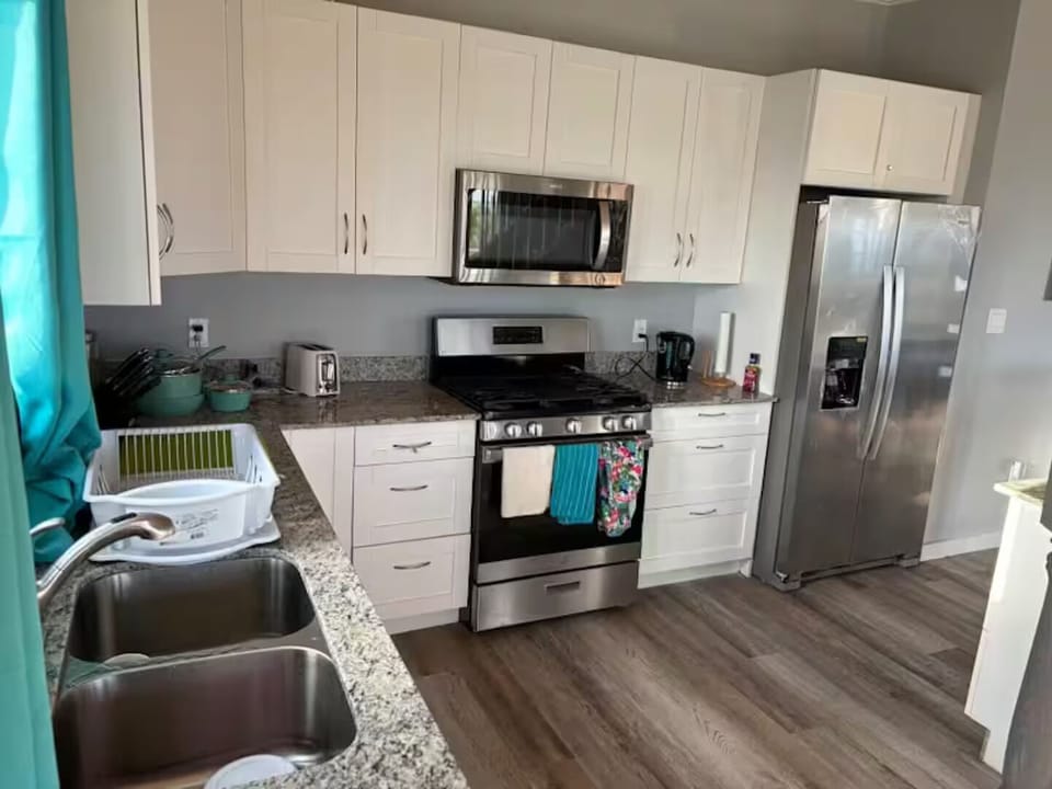 Fully equipped kitchen with microwave, toaster, water cooker, coffee maker, 