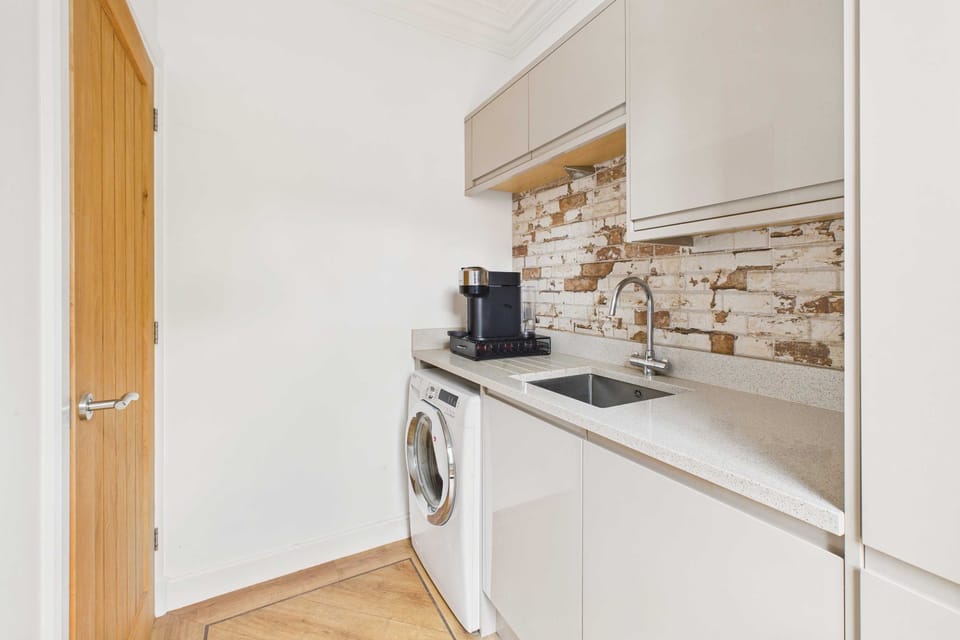 House | 3 bedrooms, desk