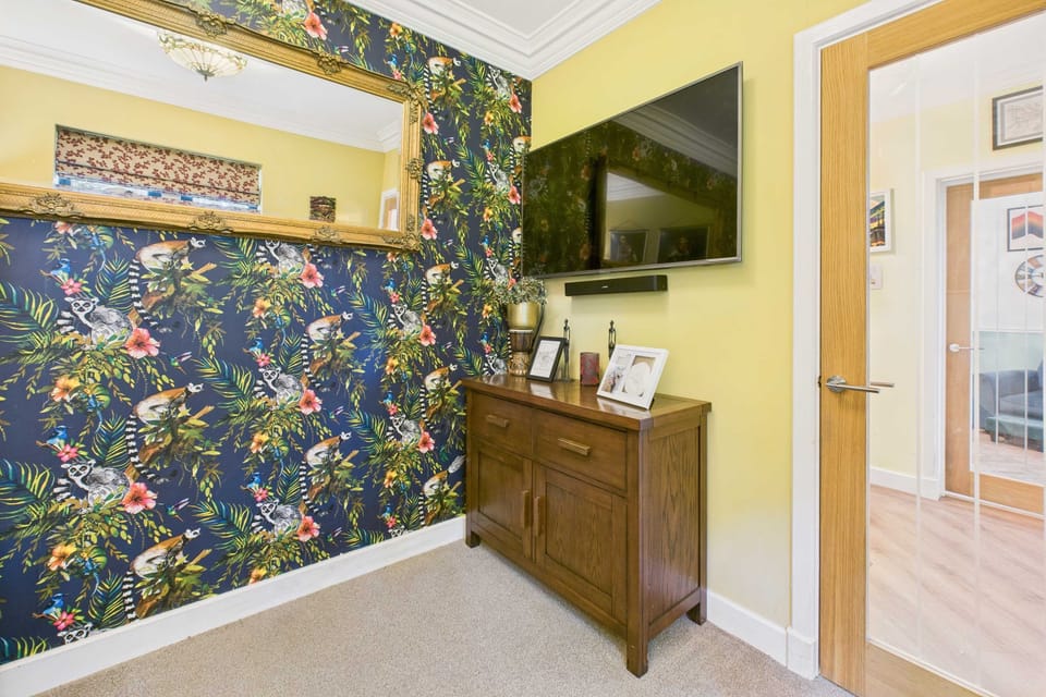 House | 3 bedrooms, desk