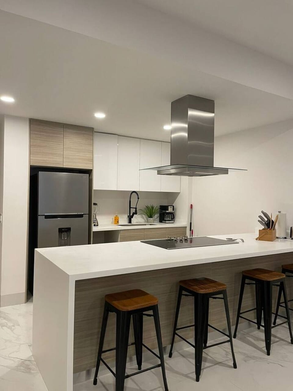 Kitchen equipment: microwave, coffee maker, blender, tableware, toppers, pyrex, wine glasses, cookware set and kitchen utensils.