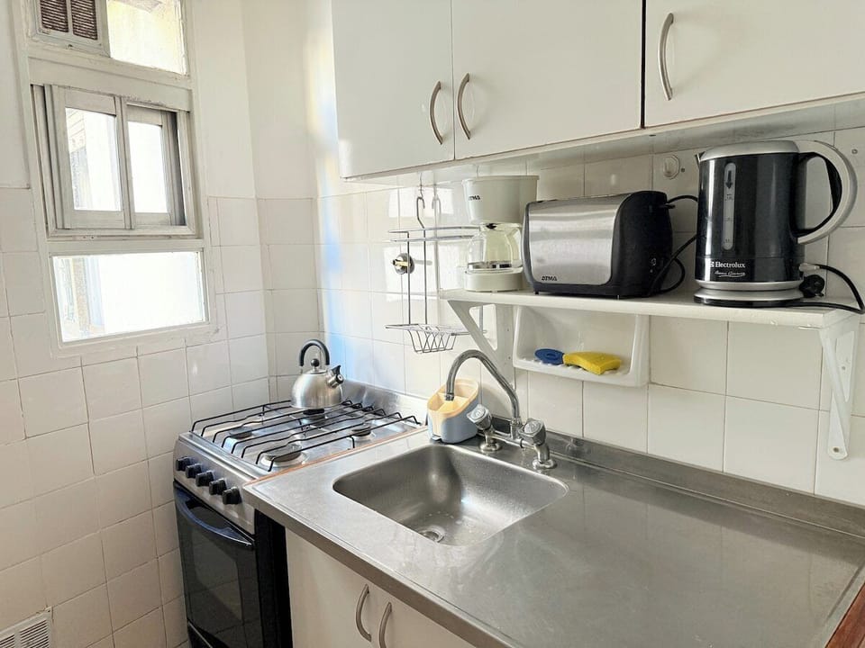 Cocina completa con heladera con freezer, microondas, cafetera, pava eléctrica, tostadora y variedad de utensilios para cocinar cómodamente.