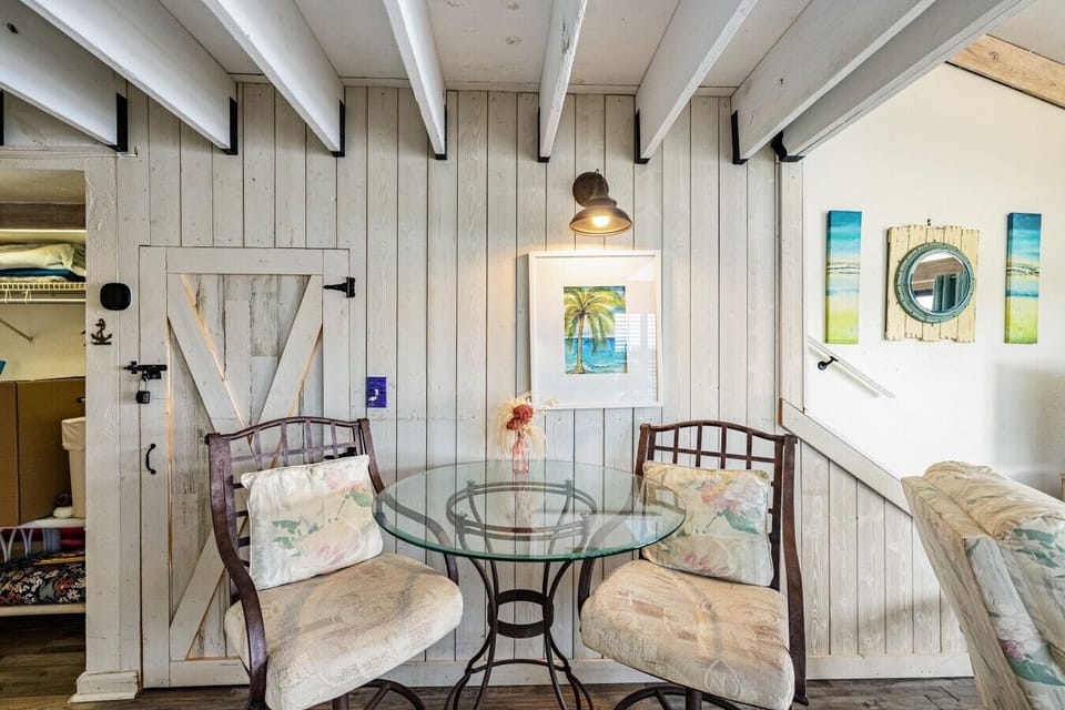 Comfortable dining for 2