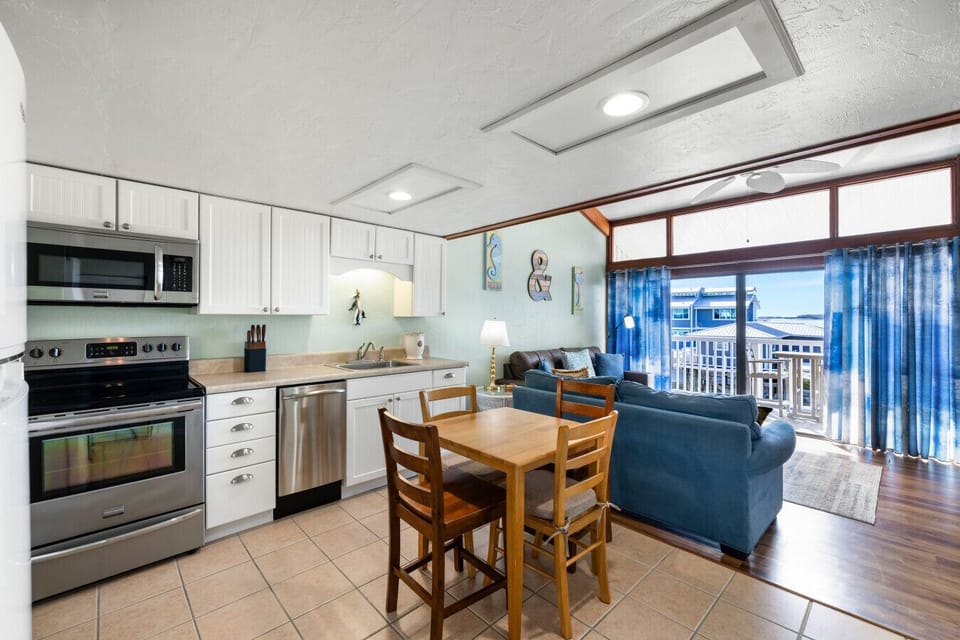 Full kitchen with all the essentials!