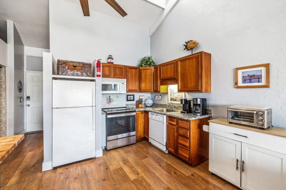 Full kitchen complete with dishwasher