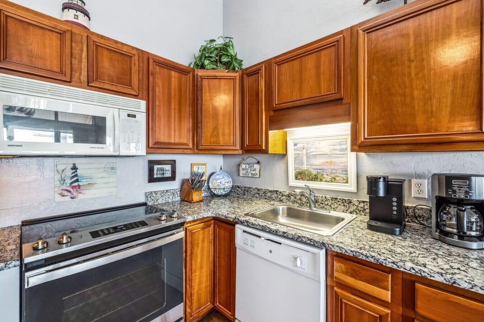 Full kitchen complete with dishwasher