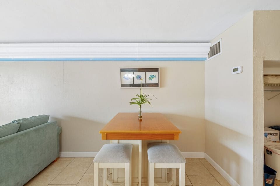 Comfortable dining for 4