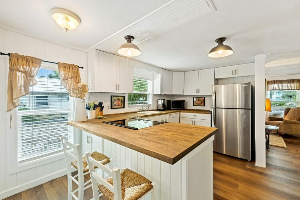 Beautifully updated full kitchen