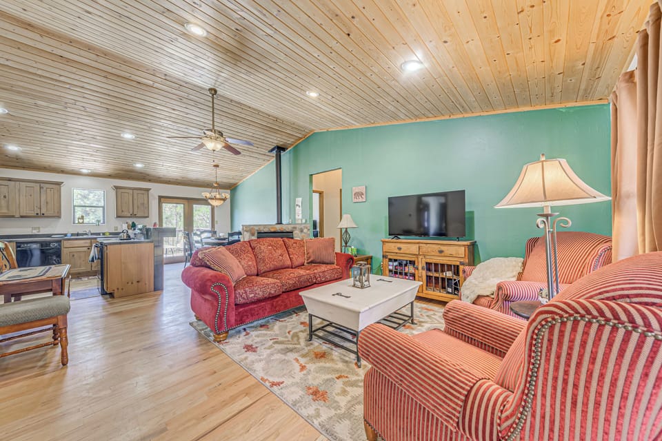 Living Room | Central A/C & Heating | Free WiFi