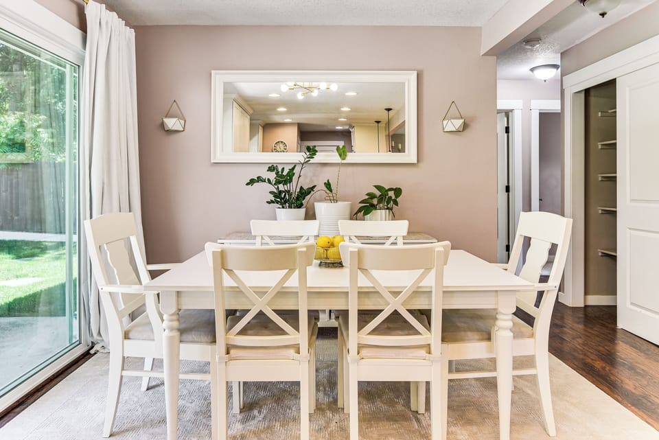 Dining Table | Dishware/Flatware
