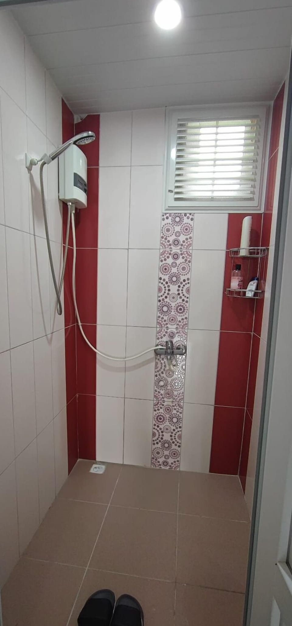 Comfort Triple Room | Bathroom | Slippers