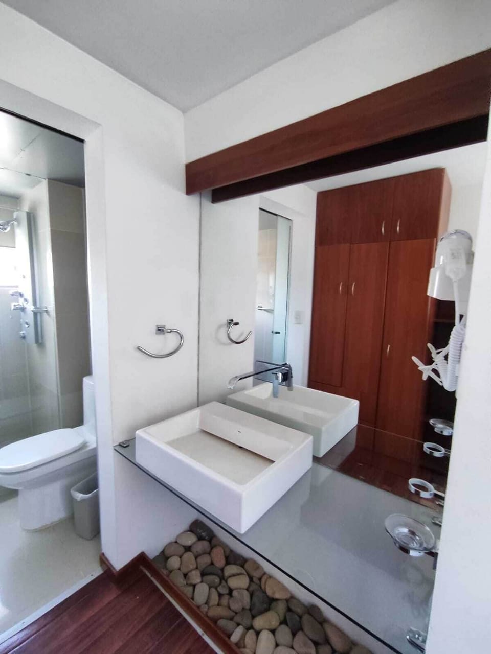 Deluxe Studio, Balcony, Lake View | Bathroom | Hair dryer, towels, soap, shampoo
