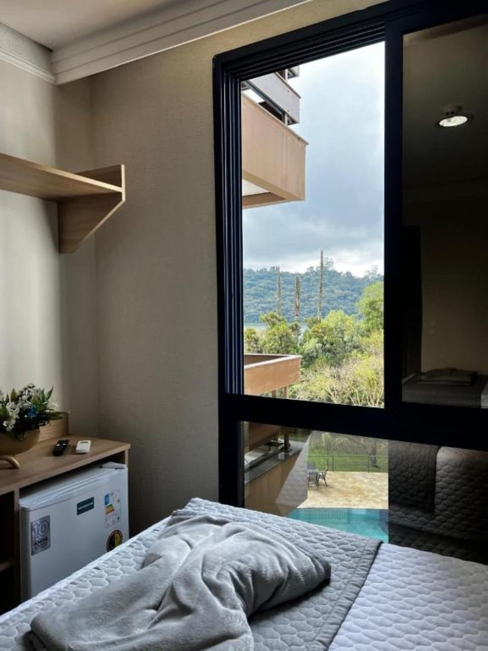 Deluxe Twin Room, 2 Twin Beds, Lake View | Laptop workspace, free WiFi, bed sheets