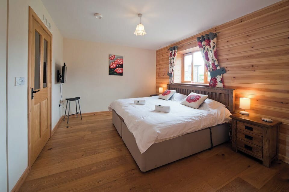 Poplars Downstairs Twin or Double Bedroom with Wet Room