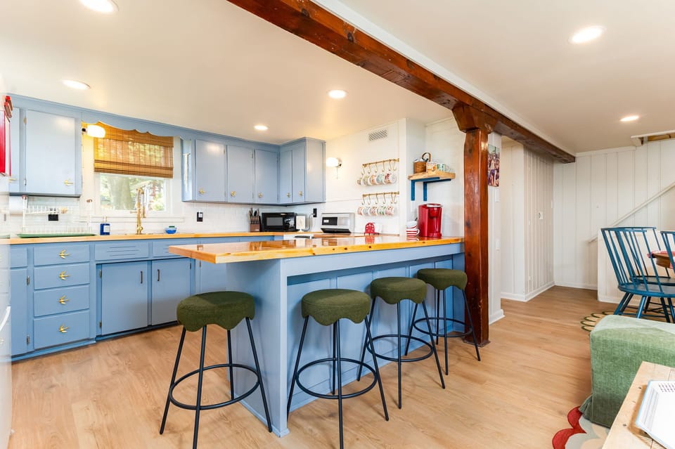 Fully equipped kitchen (pots, pans, drip and Keurig coffee makers, utensils)