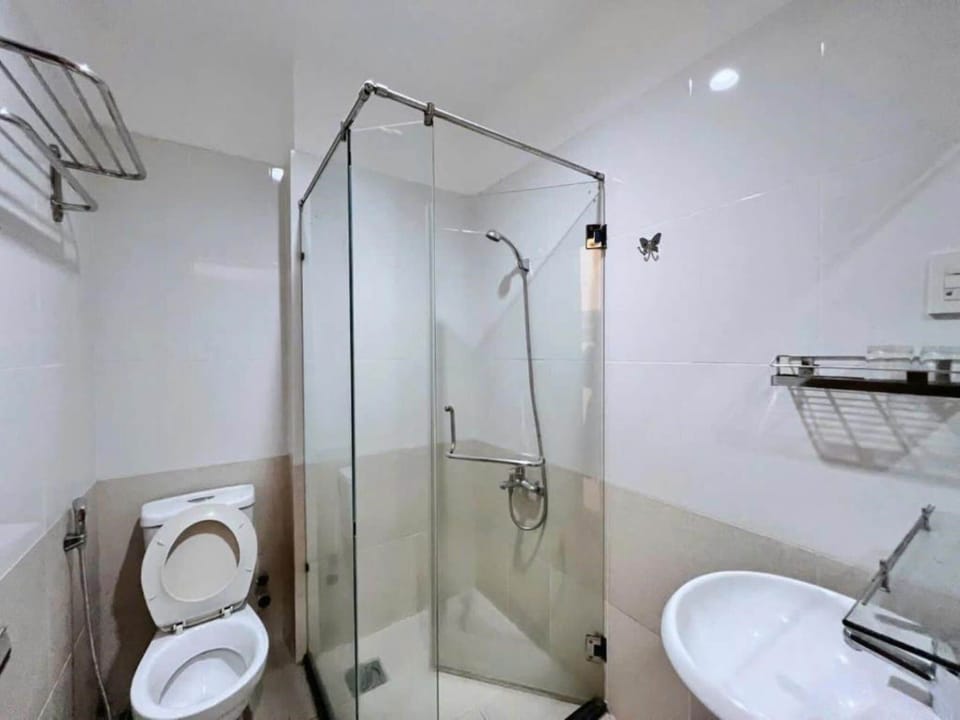 Quadruple Room | Bathroom | Shower, free toiletries, hair dryer, slippers