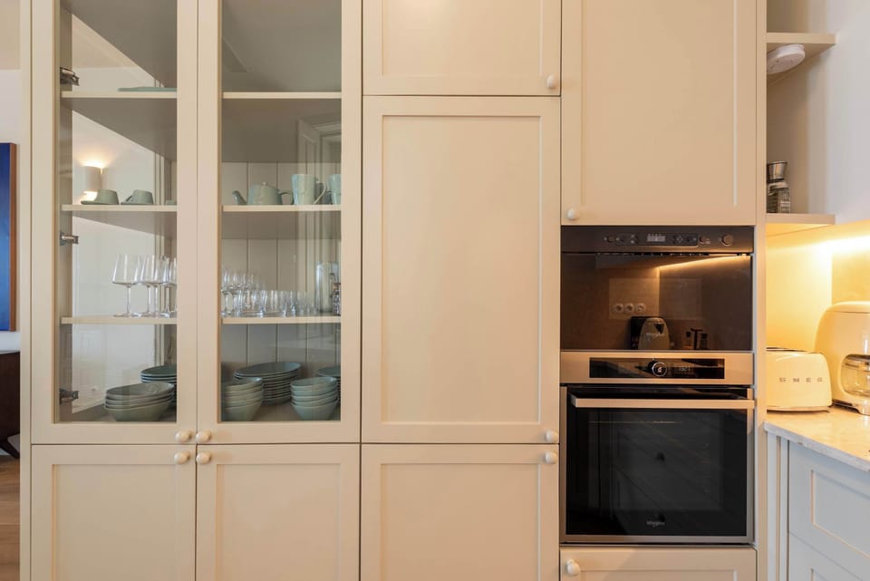 Crockery, glasses, hoven and microwave