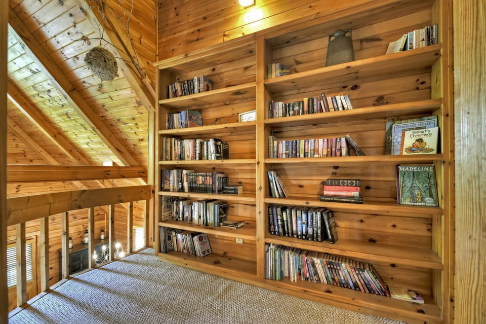 A charming loft space with a well-stocked book shelf—perfect for relaxing and diving into your favorite reads.

