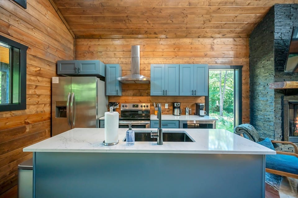 Features high-end appliances and a large island — ideal for preparing meals, gathering with loved ones, and sharing unforgettable moments.