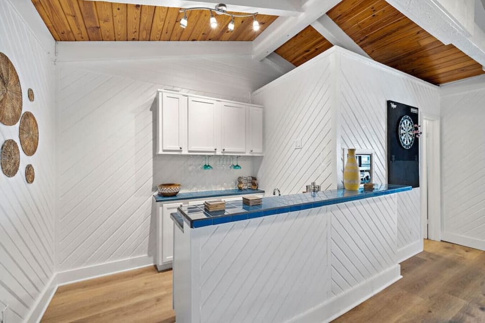 Another angle of the wet bar