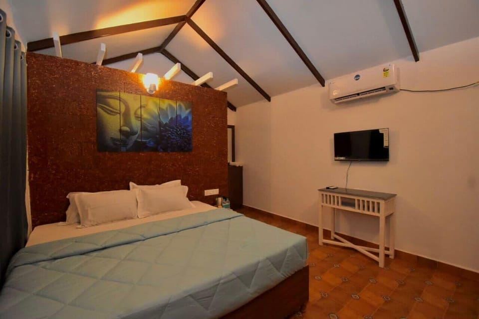 Deluxe Cottage, Balcony, Pool View | Desk, free WiFi, bed sheets