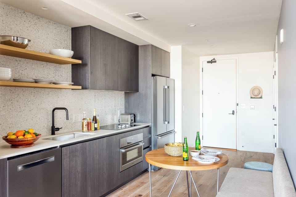 Well-equipped kitchen. (Galaxy)