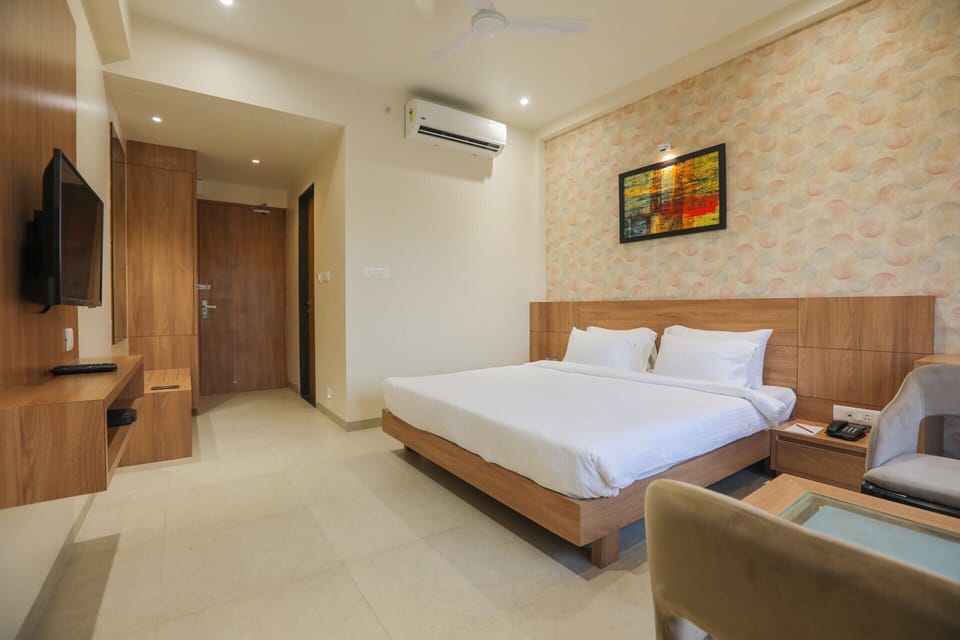 Deluxe Double or Twin Room | Desk, blackout drapes, iron/ironing board (on request), WiFi (free)