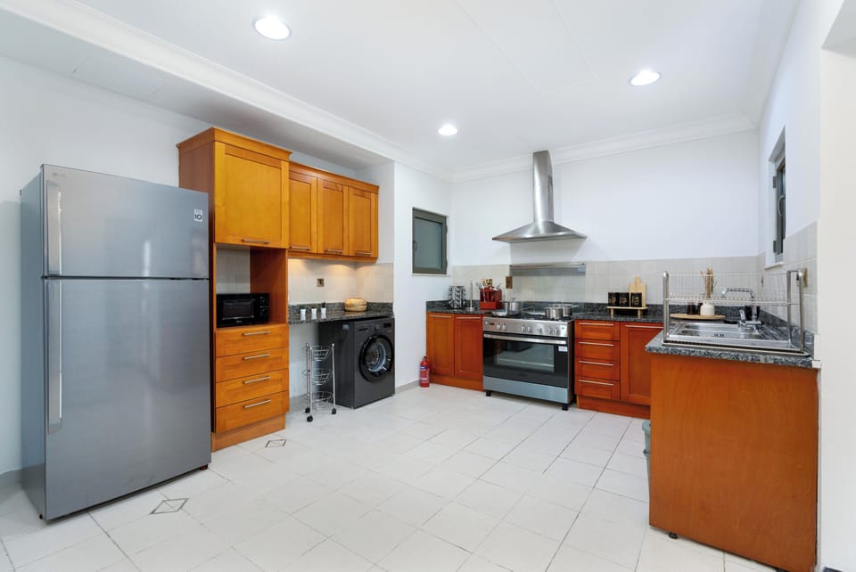 Deluxe Villa, Balcony, Garden View | Private kitchen | Electric kettle, cleaning supplies