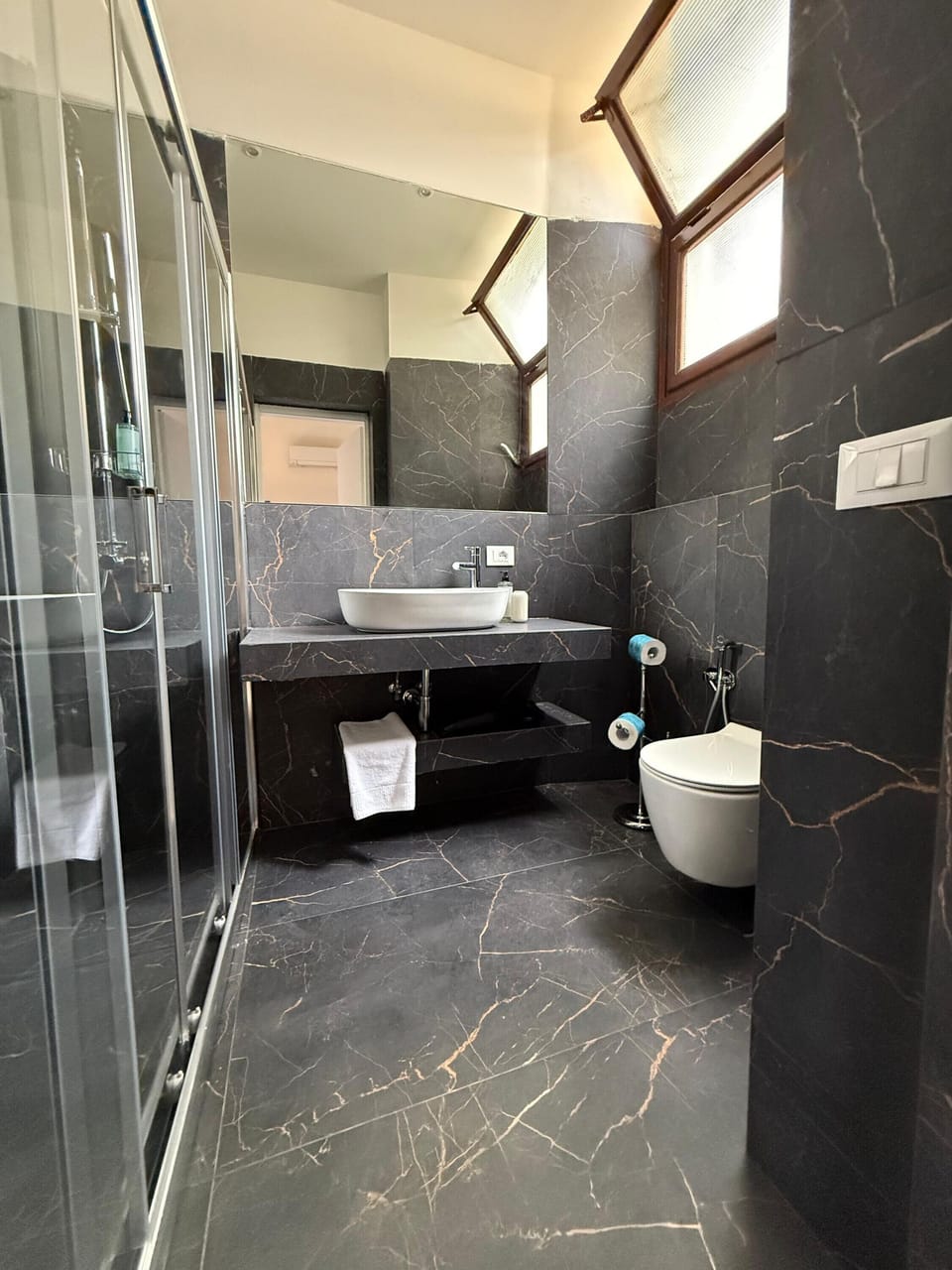 Classic Double or Twin Room | Bathroom | Free toiletries, hair dryer, towels, soap