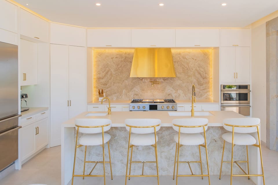 Fully equipped kitchen with bar seating