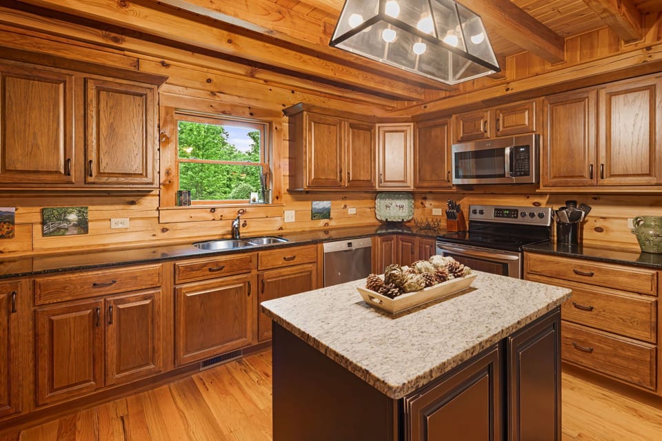 Fully Equipped Kitchen w/ Island