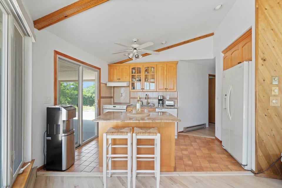 Fully equipped kitchen with dining nook
