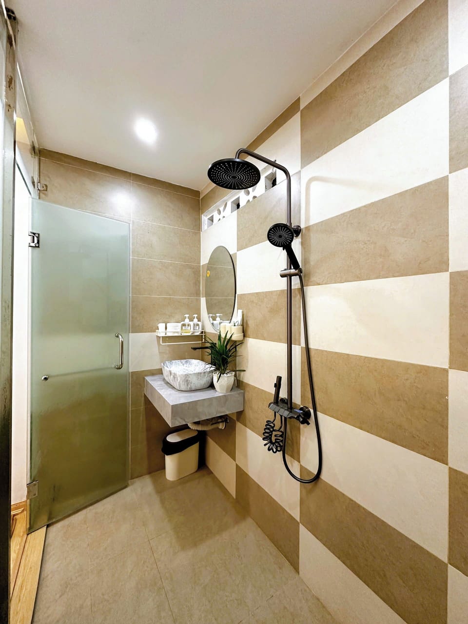 Basic Double Room, 1 Queen Bed, City View | Bathroom | Slippers, bidet