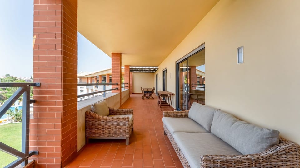 Enjoy al fresco dining or evening drinks on your spacious private balcony with lounge area and pool views.
#PrivateBalcony #PoolView #OutdoorLiving #AlbufeiraRental #Corcovada #SunsetSpot