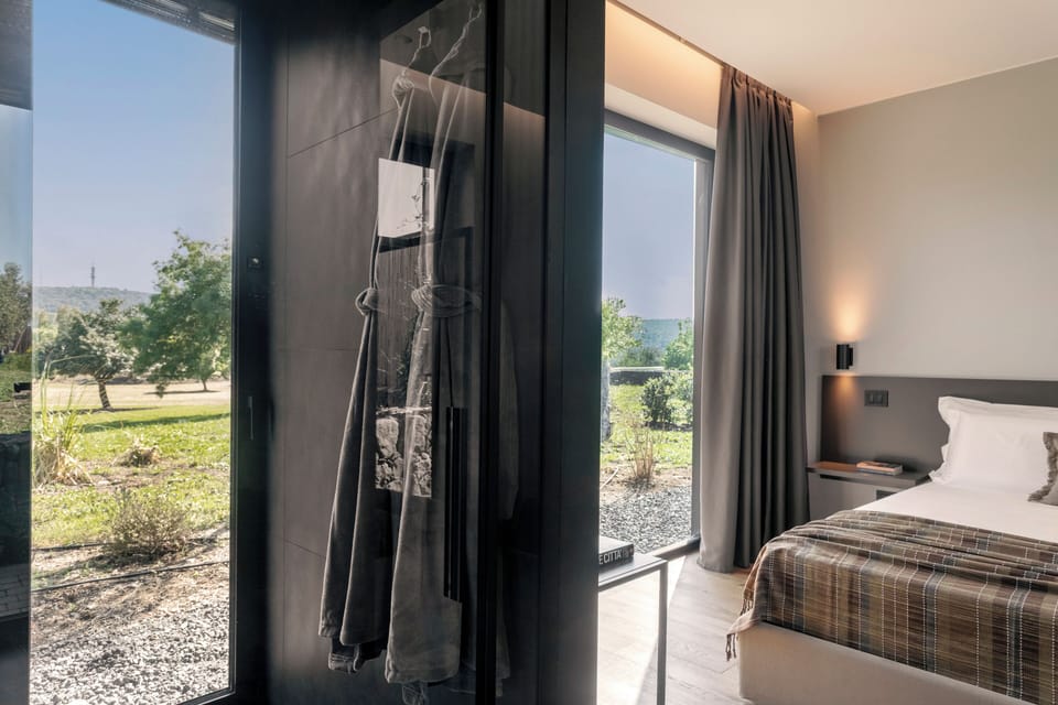 Deluxe bungalow with hot tub | Bathroom | Free toiletries, hair dryer, slippers, bidet