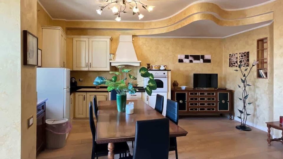 Convivial dining area with equipped kitchen