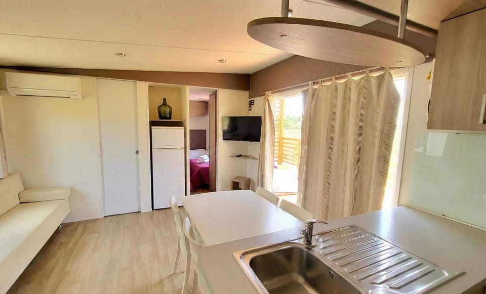 40-inch TV with cable channels