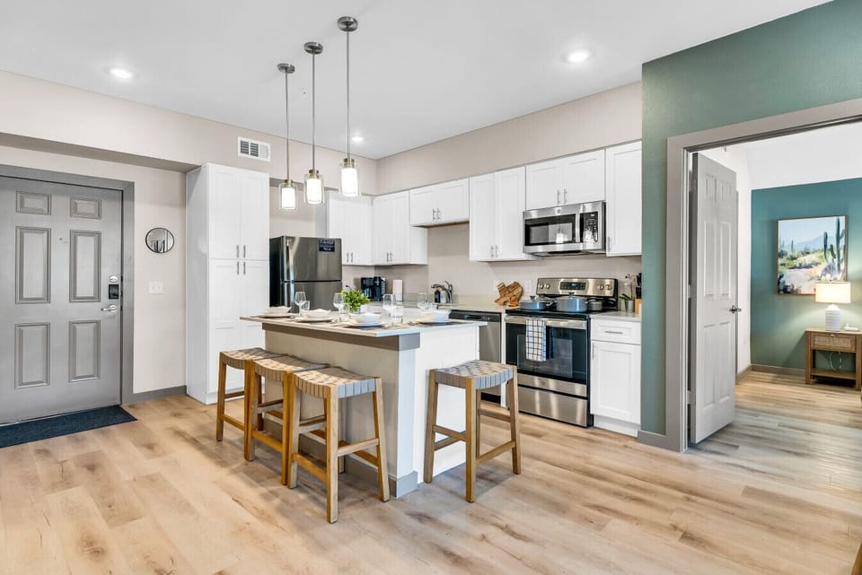 Kitchen & Island Dining