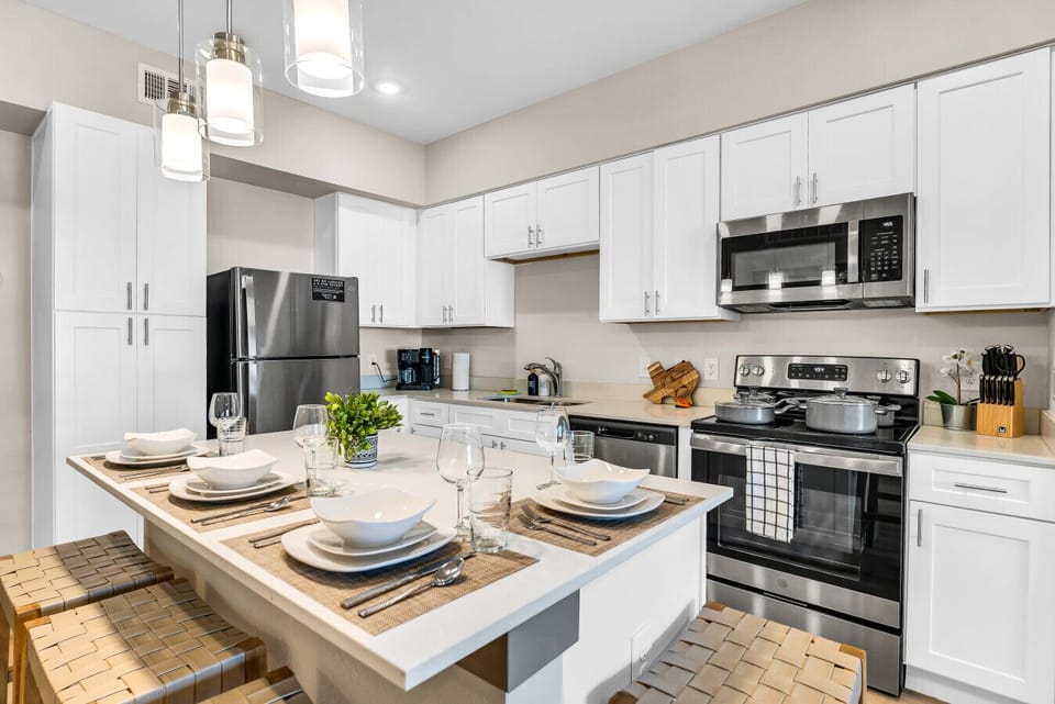 Kitchen & Island Dining