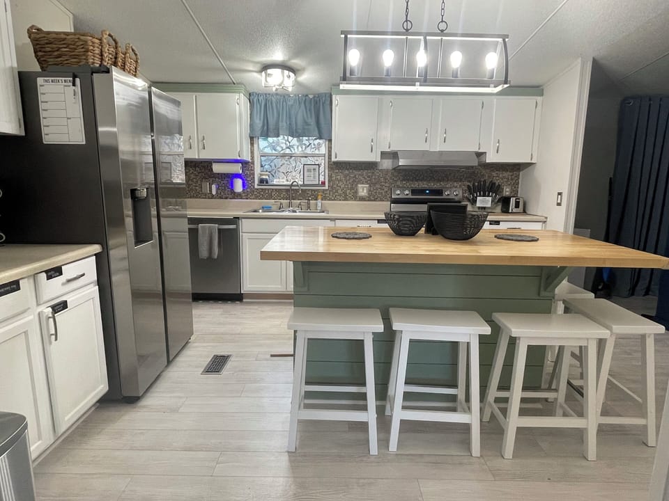 Kitchen
Island, seats 4