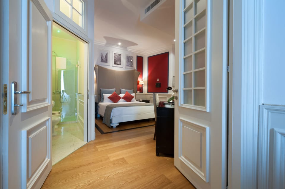 Suite | Down comforters, minibar, in-room safe, desk