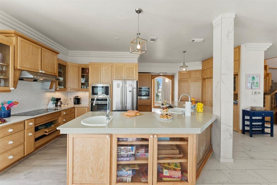 Cook on the stovetop, heat up some popcorn in the microwave, and store all of your favorite beverages in the fridge! This kitchen has everything you need