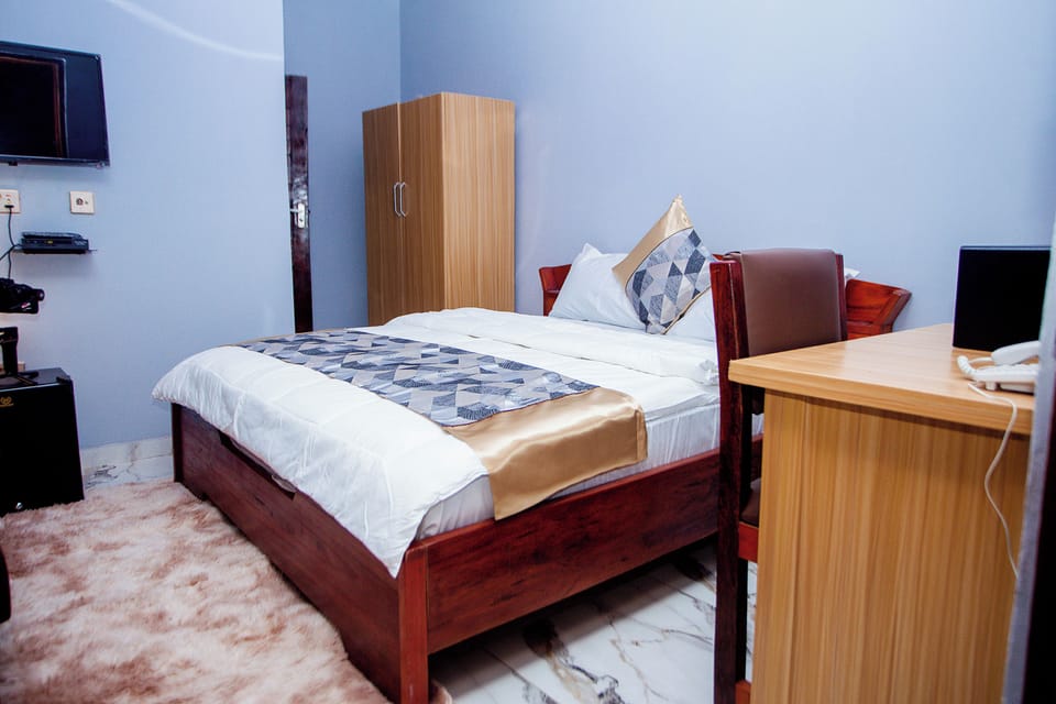 Double Room, Non Smoking, Air conditioning | Minibar, desk, laptop workspace, WiFi (free)