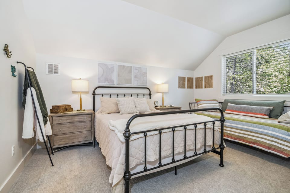 Bedroom #3- upstairs- queen bed- twin day bed