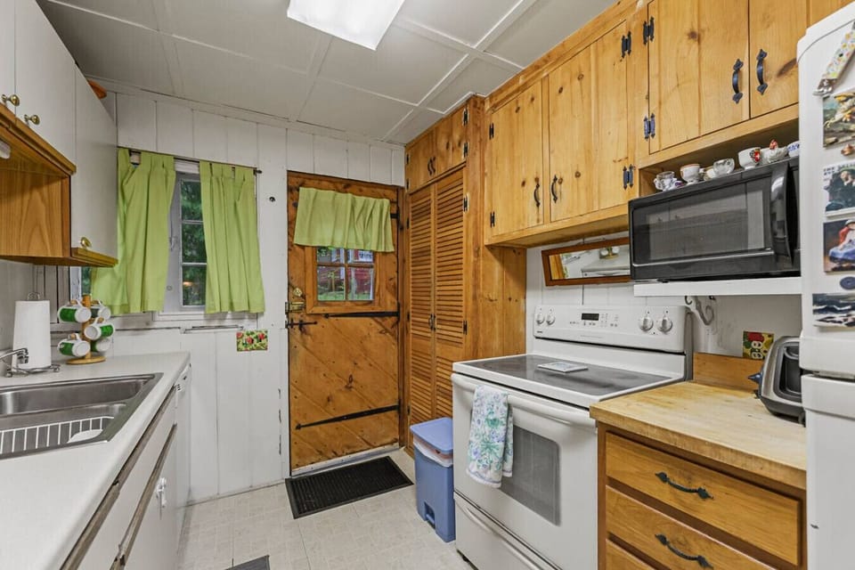 Convenient layout with easy access to the dining and living areas.