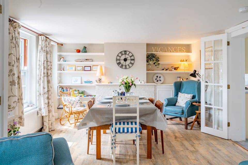 Ground floor: Dining room with two armchairs and a dining table with seating for six guests